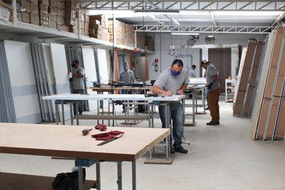 Fábrica da AtriumDesign com funcionários trabalhando