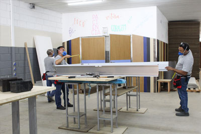 Detalhe do processo de fabricação de portas